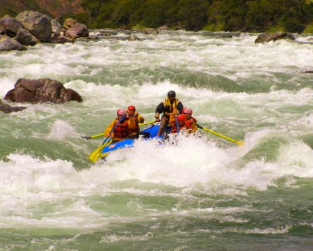 Tourists rafting in Cusco | Ile Tours