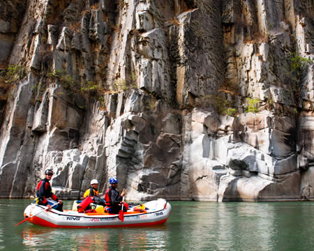 tourists practicing rafting | Ile Tours