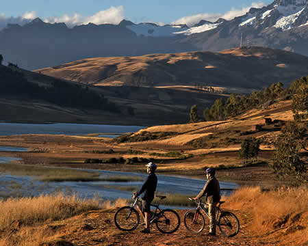 Mountain biking tourists | Ile Tours