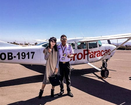 Tourist posing for private jet flight over the Nazca lines | Ile Tours