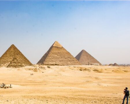 Tourist at the pyramids of Egypt | Ile Tours