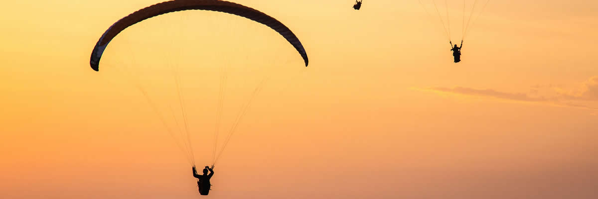 Tourists doing paragliding | Ile Tours