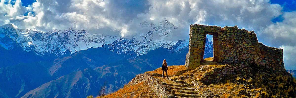 tourist on the Inca Trail to Machupicchu | Ile Tours