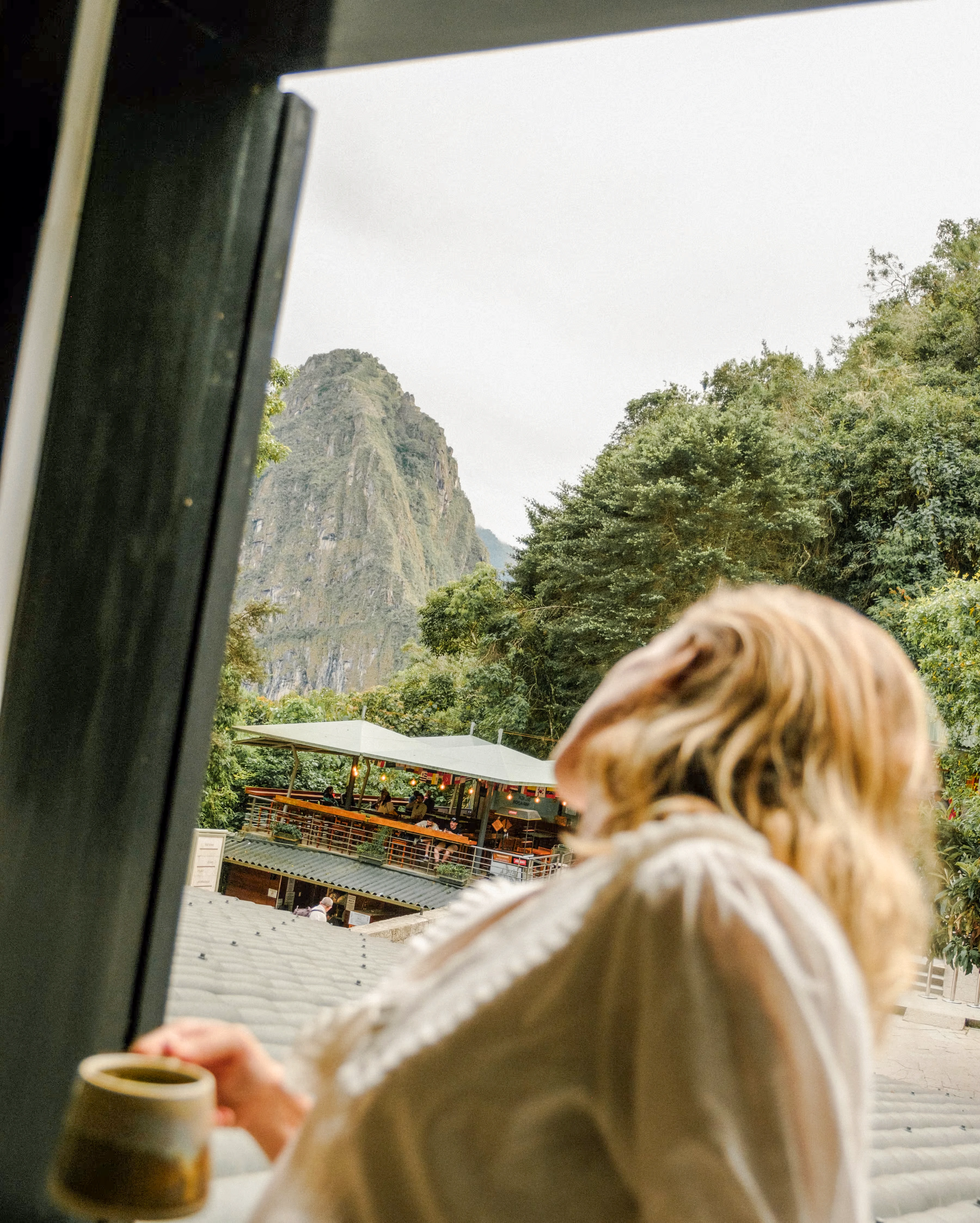 A luxury train passing through the scenic landscape of Machu Picchu.  | Ile Tours