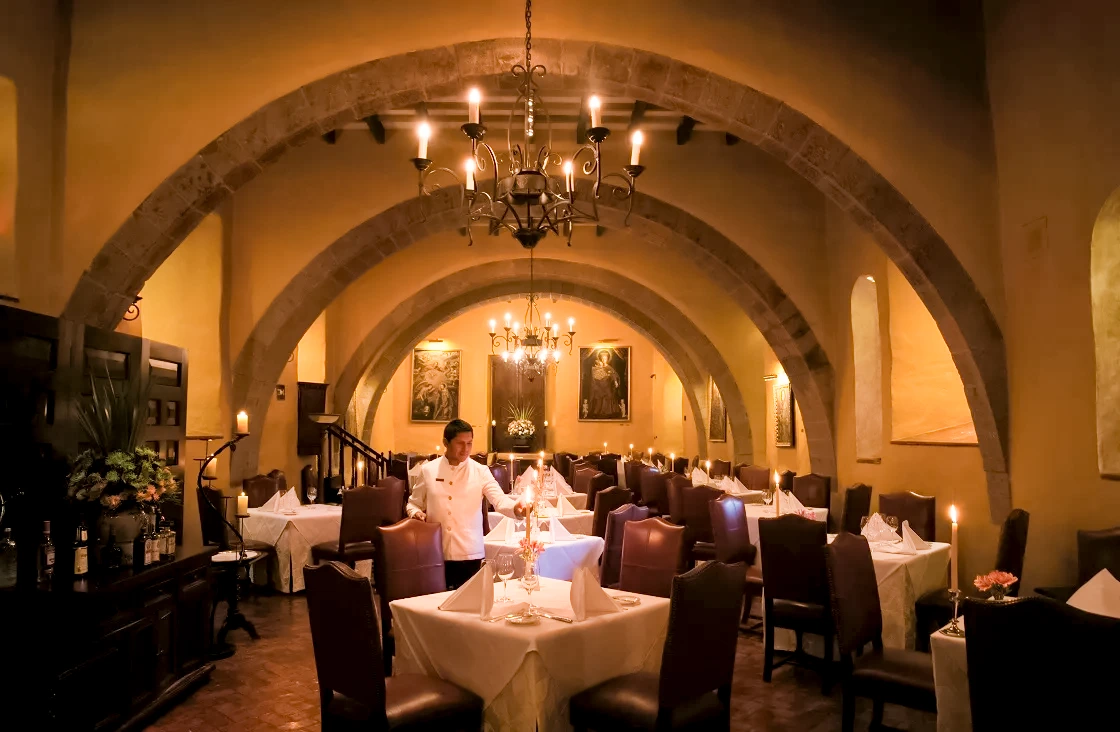 An elegant couple enjoying a candlelit gourmet dinner in a luxurious restaurant. | Ile Tours