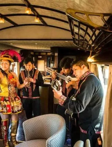 Danza  típica con Turistas en tren | Ile Tours