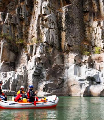 tourists practicing rafting | Ile Tours